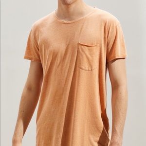 Men’s scoop neck curved hem tee